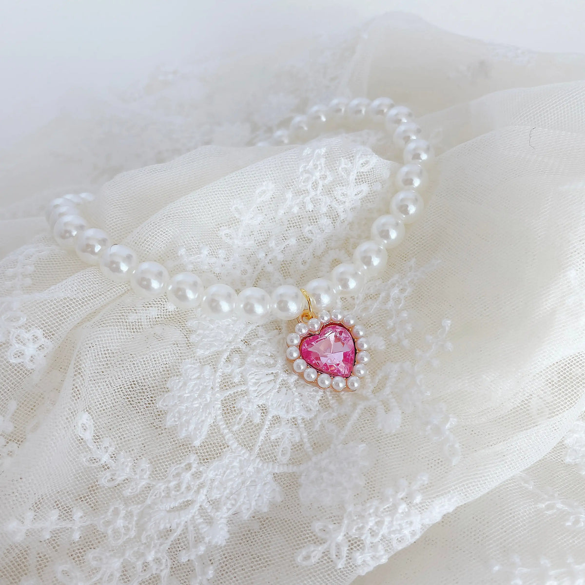 Pearl pet necklace with pink heart pendant